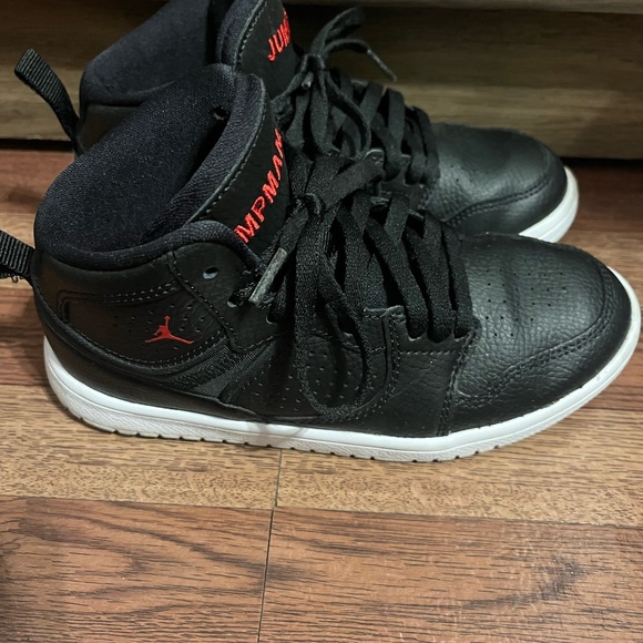 Boy’s Jordan Black and Red High-Top Sneakers, very good condition - Picture 2 of 3